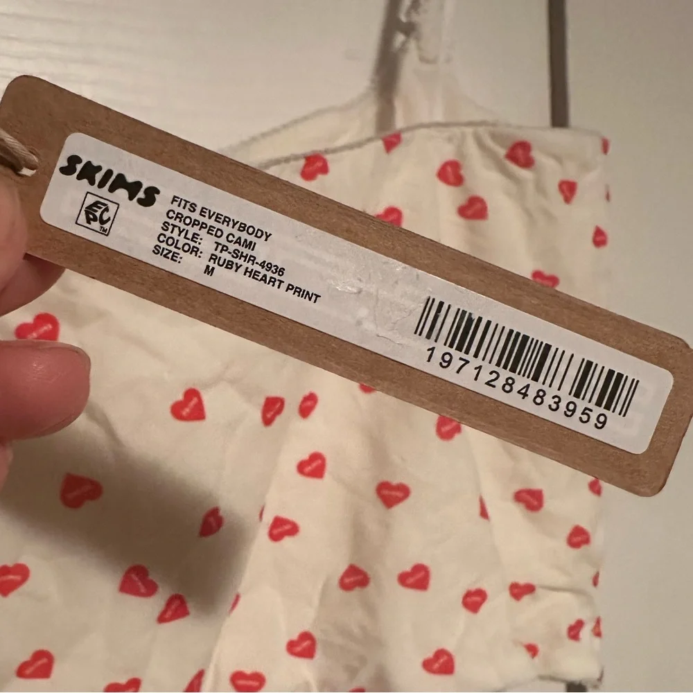 Skims NWT fits everybody cropped cami - ruby heart print Medium - Picture 7 of 7